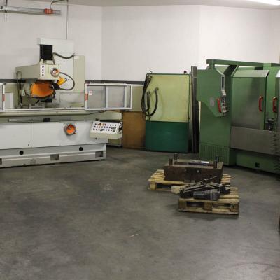 Teilansicht Produktionswerk Obergeschoss Lineare Fräs-und Schleifmaschine